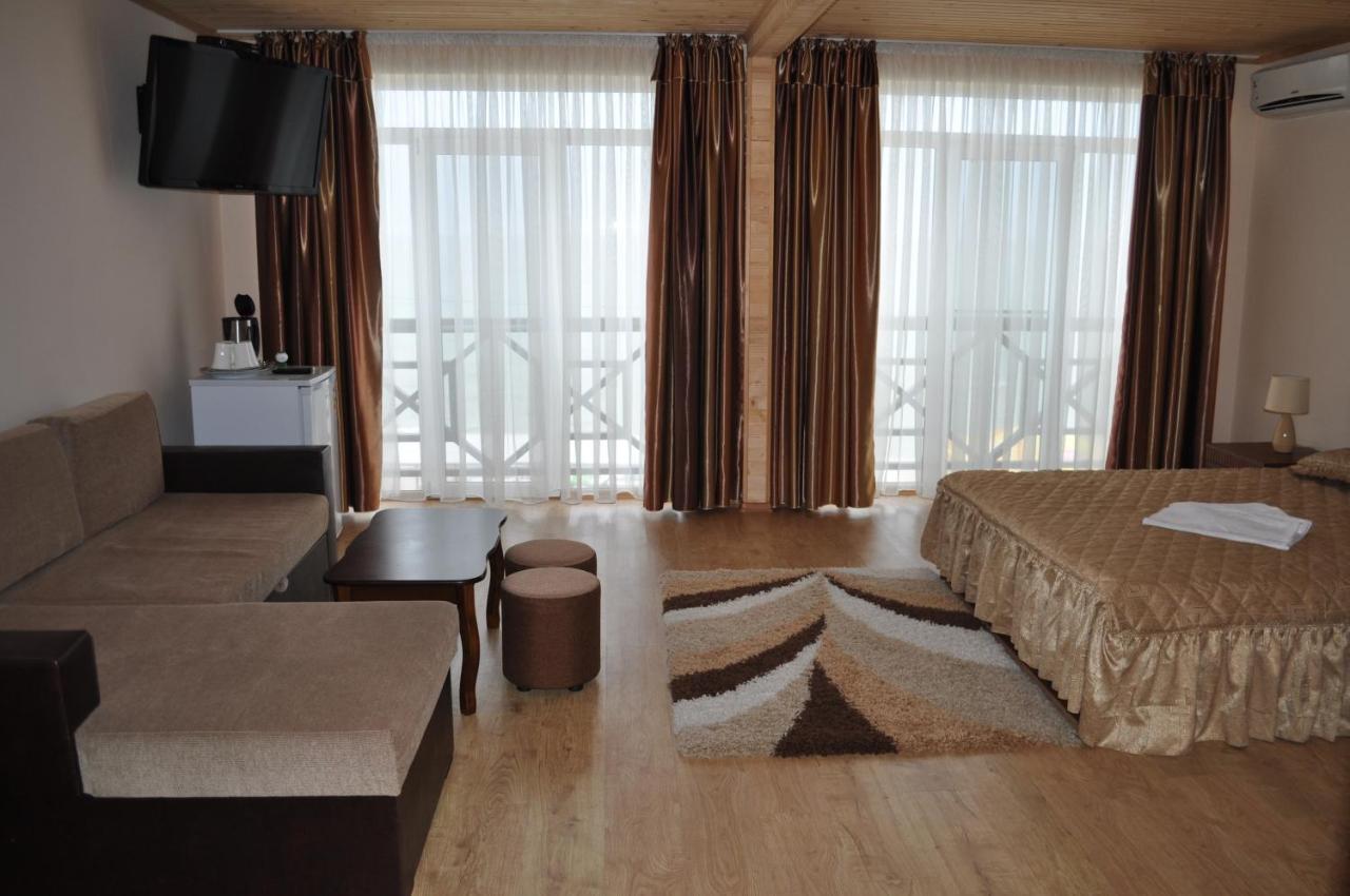 Веселий Кут Hotel Zaliznyy Havn Eksteriør billede