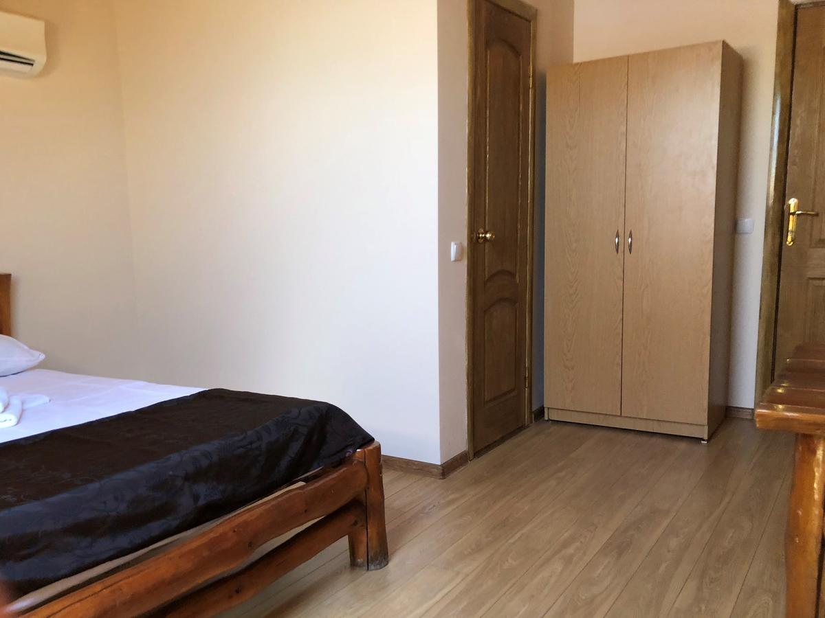 Веселий Кут Hotel Zaliznyy Havn Eksteriør billede