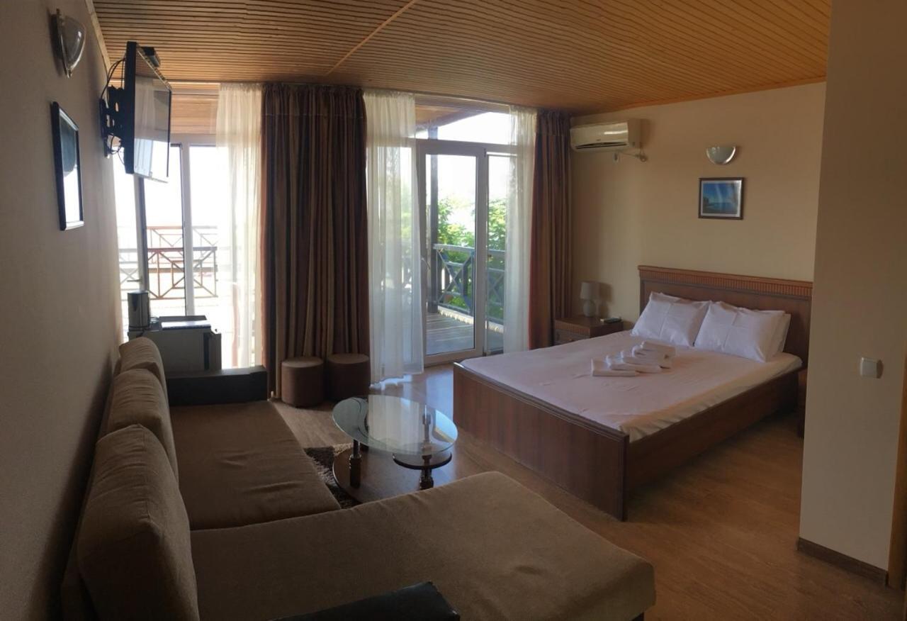 Веселий Кут Hotel Zaliznyy Havn Eksteriør billede