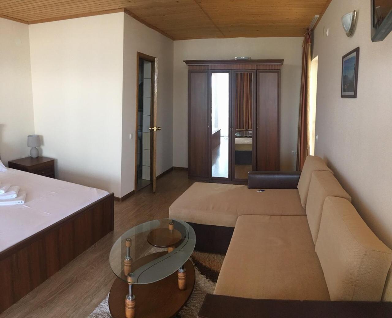 Веселий Кут Hotel Zaliznyy Havn Eksteriør billede